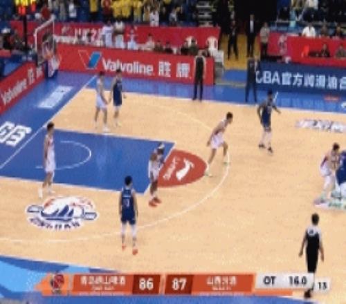 頂薪！王奕博關(guān)鍵時刻傳球失誤青島白白交出球權(quán)