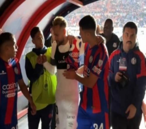 內馬爾隨桑托斯客戰(zhàn)圣洛倫索，賽后將球鞋送給圣洛倫索球員