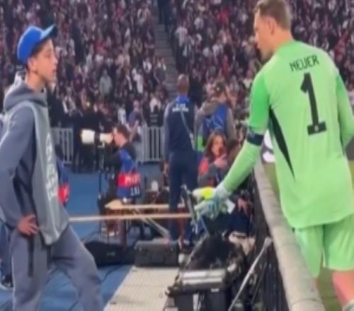 拜仁最后時(shí)刻反撲！諾伊爾要球，但巴黎球童踩著足球拒絕交出