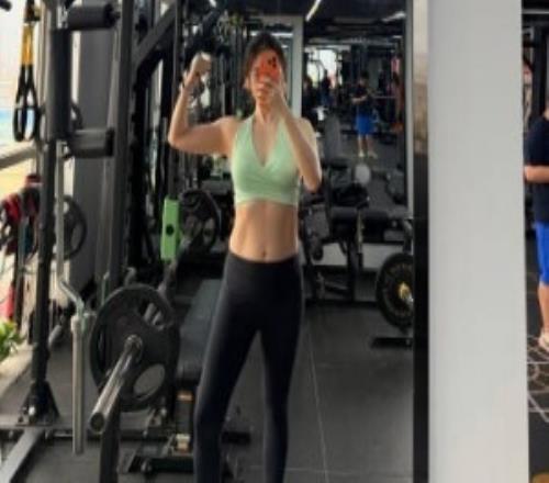 太自律了！LPL女主持余霜分享健身照：小腹隆起馬甲線依舊清晰可見