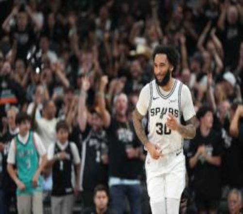 三分7中5！尚帕尼：多了很多無(wú)球跑動(dòng)不斷尋找自己的出手機(jī)會(huì)