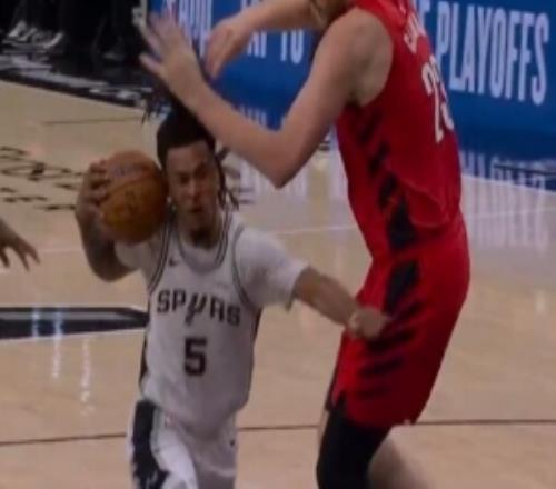 護球手有動作！卡斯爾沖擊克林根被吹進攻犯規