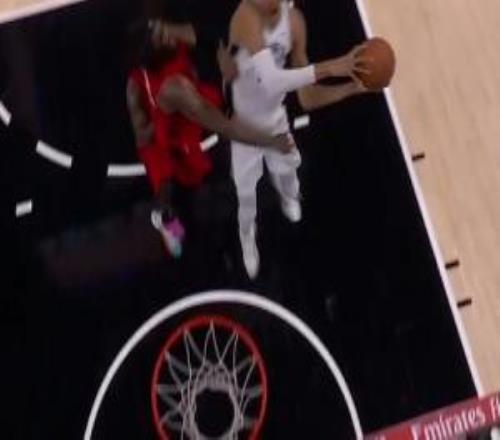 你告訴我怎么玩文班絲滑轉身過掉霍勒迪空中對抗羅威打板2+1！