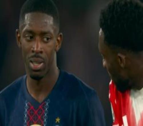 這小眼神！慢鏡頭回放判點前阿方索說著什么，登貝萊以眼神回應