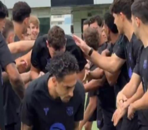 拉菲尼亞、貝爾納爾、克里斯滕森回歸訓(xùn)練，隊(duì)友拍打儀式歡迎