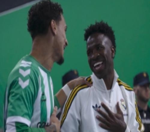 DAZN：在貝蒂斯對陣皇馬賽前，維尼修斯夸安東尼穩(wěn)重并逗后者兒子