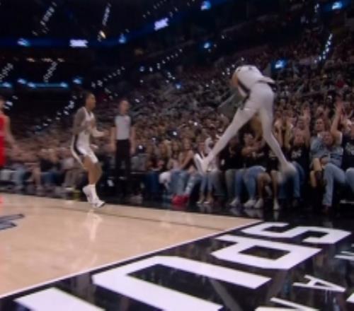 怎能不愛馬刺領先20分文班依然奮不顧身飛出場外救球