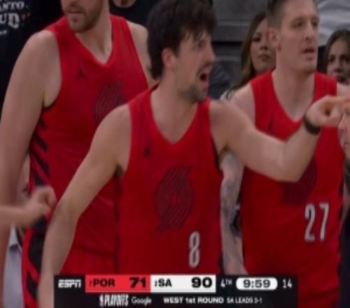 被激怒了！阿夫迪亞遭?？怂狗敢?guī)推翻暴起要說法被拉開吃T