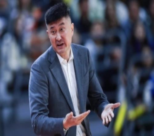 郭艾伦解说时打趣：杜锋指导走了生气了走道儿都是横着走的