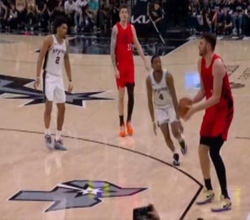 高炮臺！克林根接球再中一記三分打停馬刺分差還剩15分