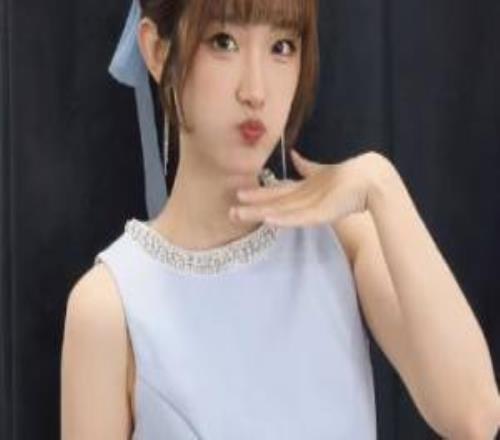 LPL女主持夏安曬照：在深圳我就這樣狠狠吃粿條吃粿條