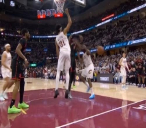 關(guān)鍵切球！猛龍籃下好機(jī)會要強(qiáng)起哈登身后精準(zhǔn)切球完成防守