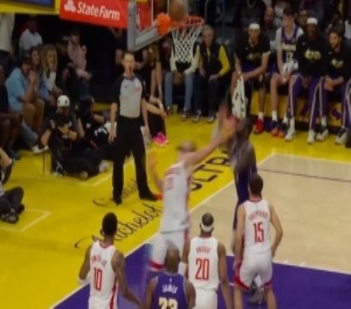 頓寶不樂意了！艾頓與申京爭搶籃板被吹犯規(guī)碰底線球