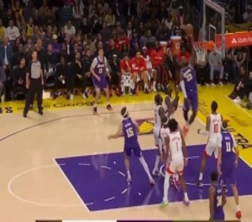 飛得稍低了點(diǎn)！里夫斯送拋傳詹姆斯起飛左手空接將球勉扣進(jìn)筐