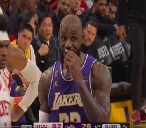 申京抱怨吹軟哨！詹姆斯回懟：場(chǎng)上就你沒(méi)資格說(shuō)這些軟蛋慫大個(gè)