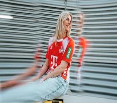 拜...拜仁科隆發布女足特別款球衣，紅白配色+T標神似拜仁球衣