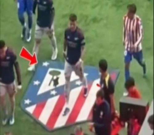 還有后續(xù)！西蒙尼在賽后與本懷特起沖突，因?yàn)楹笳卟攘笋R競(jìng)隊(duì)徽