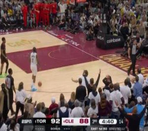 這也能失誤啊哈登無人干擾撿籃板踩線出界了！已經(jīng)6次失誤