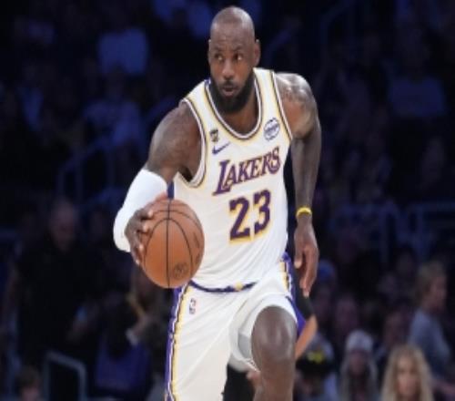 遲暮！媒體人：詹姆斯上籃是0.5倍速慢放被謝潑德斷后已無(wú)力回追