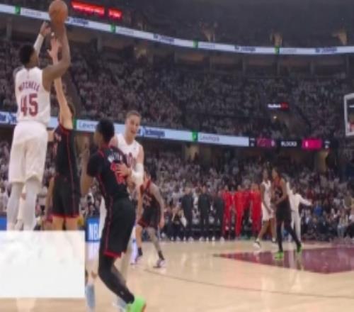 與時(shí)間賽跑！米切爾首節(jié)結(jié)束前壓哨飆中半場超遠(yuǎn)三分