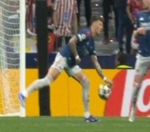 本懷特手球送點！阿爾瓦雷斯大力點射破門，馬競11扳平阿森納