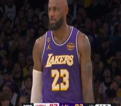 此前三分5中0！比賽最后15秒湖人落后4分詹姆斯搶投三分但打鐵