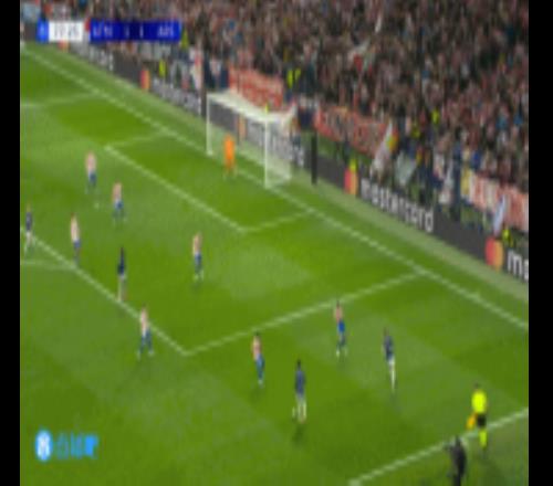 沒有點(diǎn)球！漢茨科放倒埃澤裁判判點(diǎn)，但看VAR后取消判罰！