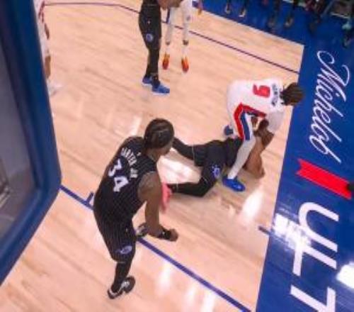 想跨人貝恩爭搶地板球&起身時(shí)與奧薩爾發(fā)生沖突裁判回放未吹罰