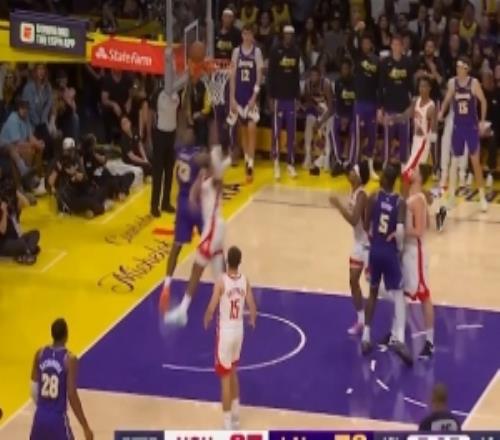 掩護(hù)很扎實(shí)！艾頓穩(wěn)穩(wěn)擋住防守詹姆斯中路突擊上籃得手打?；鸺? />
<div   id=