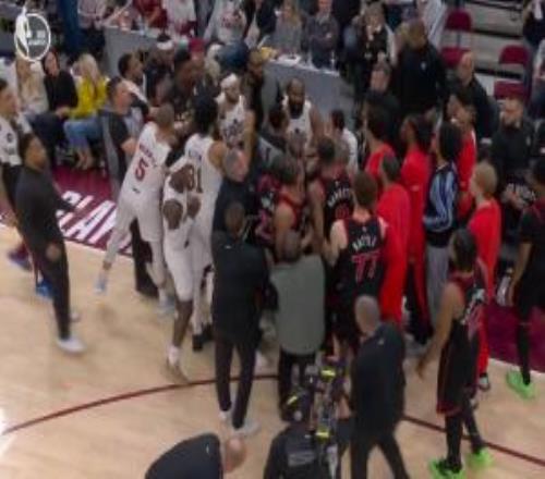 哈登撿球巴雷特不讓！雙方起沖突！騎士全員沖向猛龍?zhí)嫜a席！