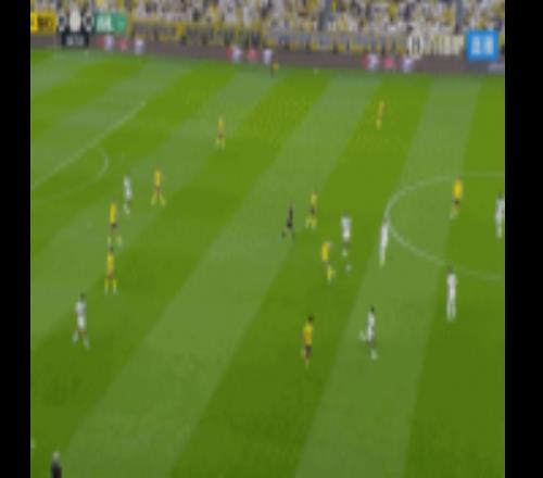 門(mén)迪出擊未果，C羅在禁區(qū)左側(cè)嘗試傳中被防守球員解圍