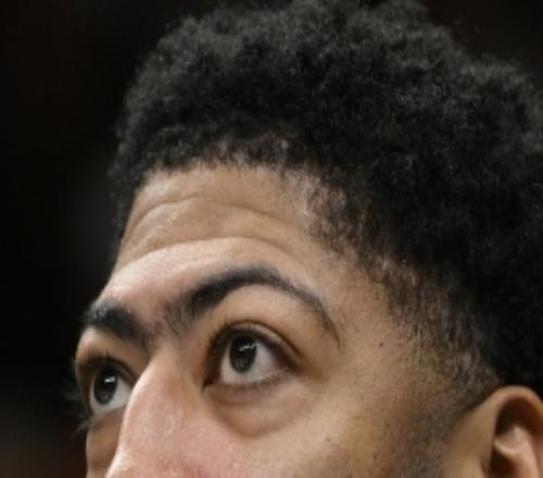 濃眉：曾因眉毛太濃而自卑把它剃了但它最終給我?guī)砹松蟽|身家