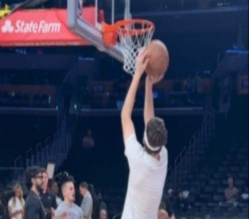 賽前決定！里夫斯賽前投籃訓(xùn)練主要練習(xí)禁區(qū)內(nèi)打板投籃