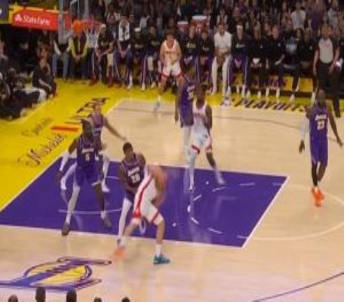 我去！申京連續(xù)兩個轉(zhuǎn)身對抗沒扛動扔鍋給阿門投三分穩(wěn)穩(wěn)不中