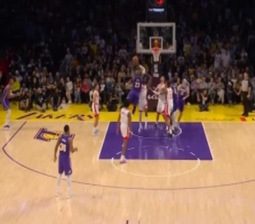 目標很明確！詹姆斯繼續(xù)強攻內(nèi)線造伊森個人第5次犯規(guī)&被迫下場