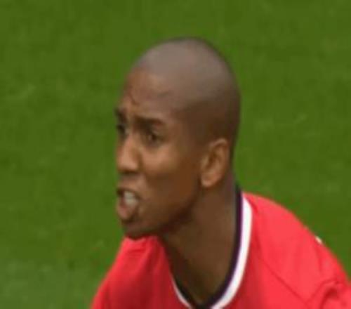 足壇名場面1415賽季，阿什利揚與隊友溝通時，被鳥屎精準投喂