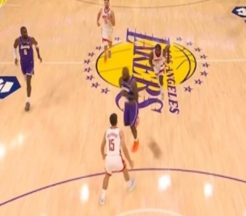 抓防守反擊！謝潑德分球失誤詹姆斯妙傳八村塁飛身暴扣得分