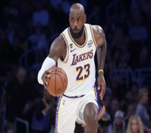 楊毅：詹姆斯拼累了最后一節(jié)都踉蹌了里夫斯能歇詹姆斯歇不了