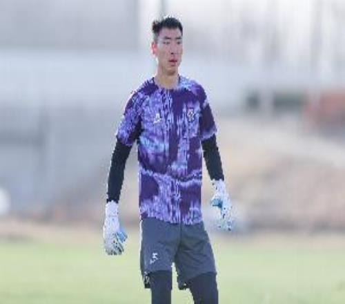 博主：方鏡淇回到泰達(dá)足球場(chǎng)忍不住落淚，拭干眼淚后給球迷簽名