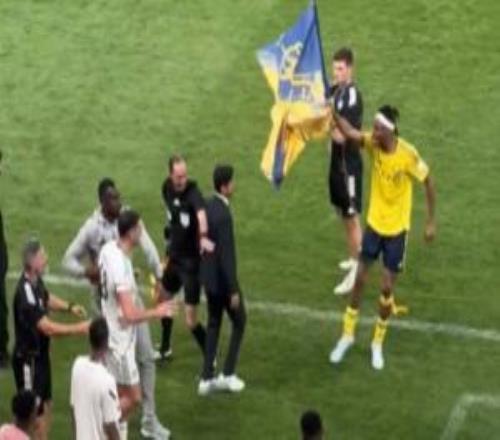 貼臉開大！西馬坎跟球迷要來勝利旗幟，特意跑到德米拉爾面前嘲諷