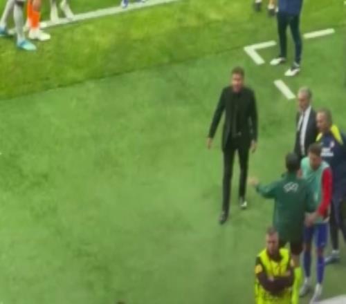 裁判回看埃澤點球VAR時，西蒙尼離開教練區(qū)抗議判罰