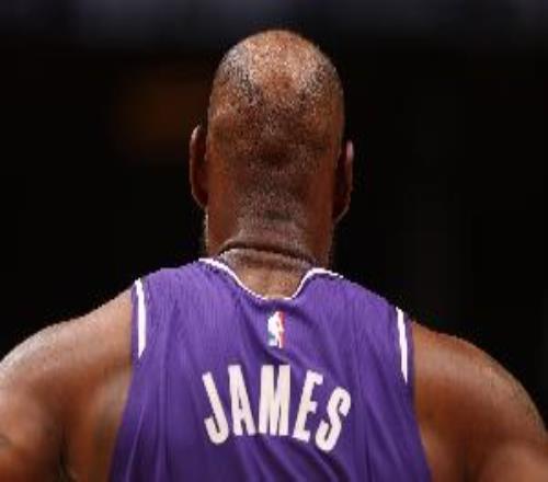 老詹未能終結比賽尼克楊怒噴：禿頭傻X頂著個老里同款發(fā)型