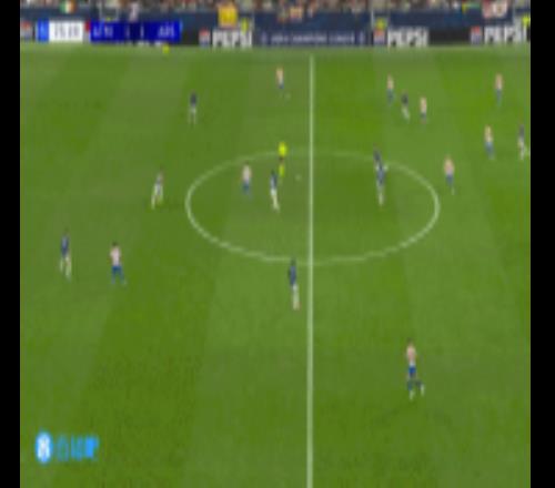 這沒進(jìn)啊！盧克曼禁區(qū)內(nèi)得球，晃開本懷特射門被拉亞撲出