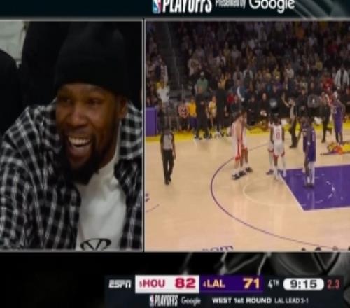 小黑帽還不錯！杜蘭特便裝場邊觀戰(zhàn)表情很輕松