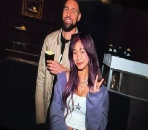 評論區(qū)炸了！美女網(wǎng)紅曬與克萊合影本人疑對后者分手風(fēng)波不知情