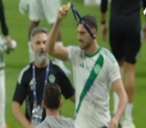 吉達國民后衛(wèi)德米拉爾展示亞冠獎牌，挑釁利雅得勝利球迷