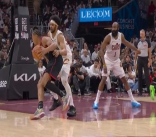 問(wèn)題不大！斯科蒂巴恩斯單打時(shí)膝蓋扭了下繼續(xù)堅(jiān)持作戰(zhàn)