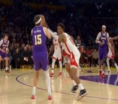 楊毅：防里夫斯你只要下手他就搭著你手投籃神經(jīng)反應(yīng)能力太強(qiáng)