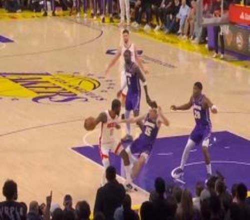 伊森突破被裁判吹罰進攻犯規(guī)烏度卡挑戰(zhàn)成功&里夫斯防守犯規(guī)