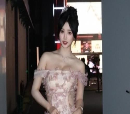 永劫無(wú)間女主持Yager曬照：女主持勞動(dòng)節(jié)陪你們?cè)谫悎?chǎng)過(guò)啦